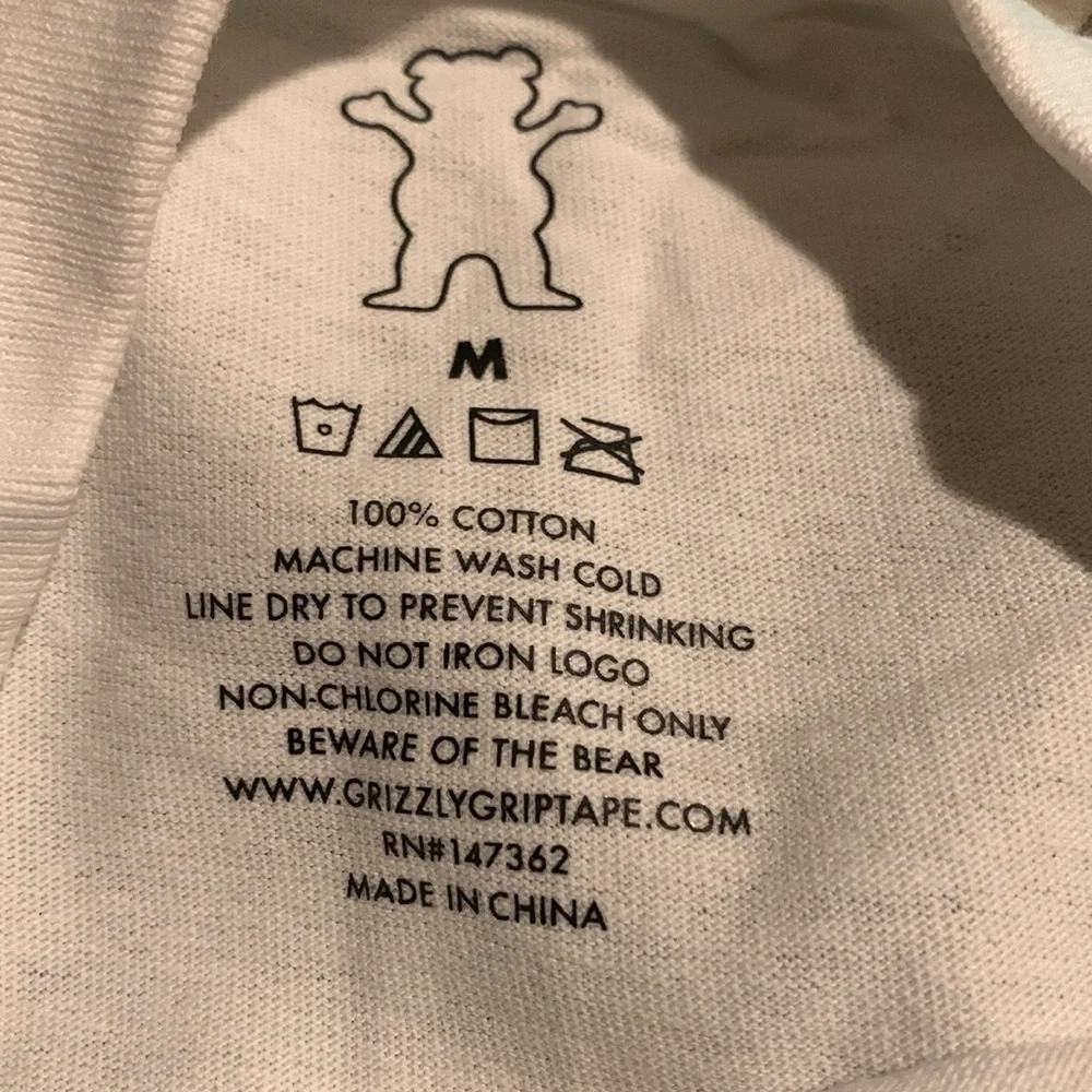NWT GRIZZLY GRIP TAPE AUTHENTIC MEDIUM WHITE TEE WITH BLACK TYPE LOGO - Picture 6 of 6